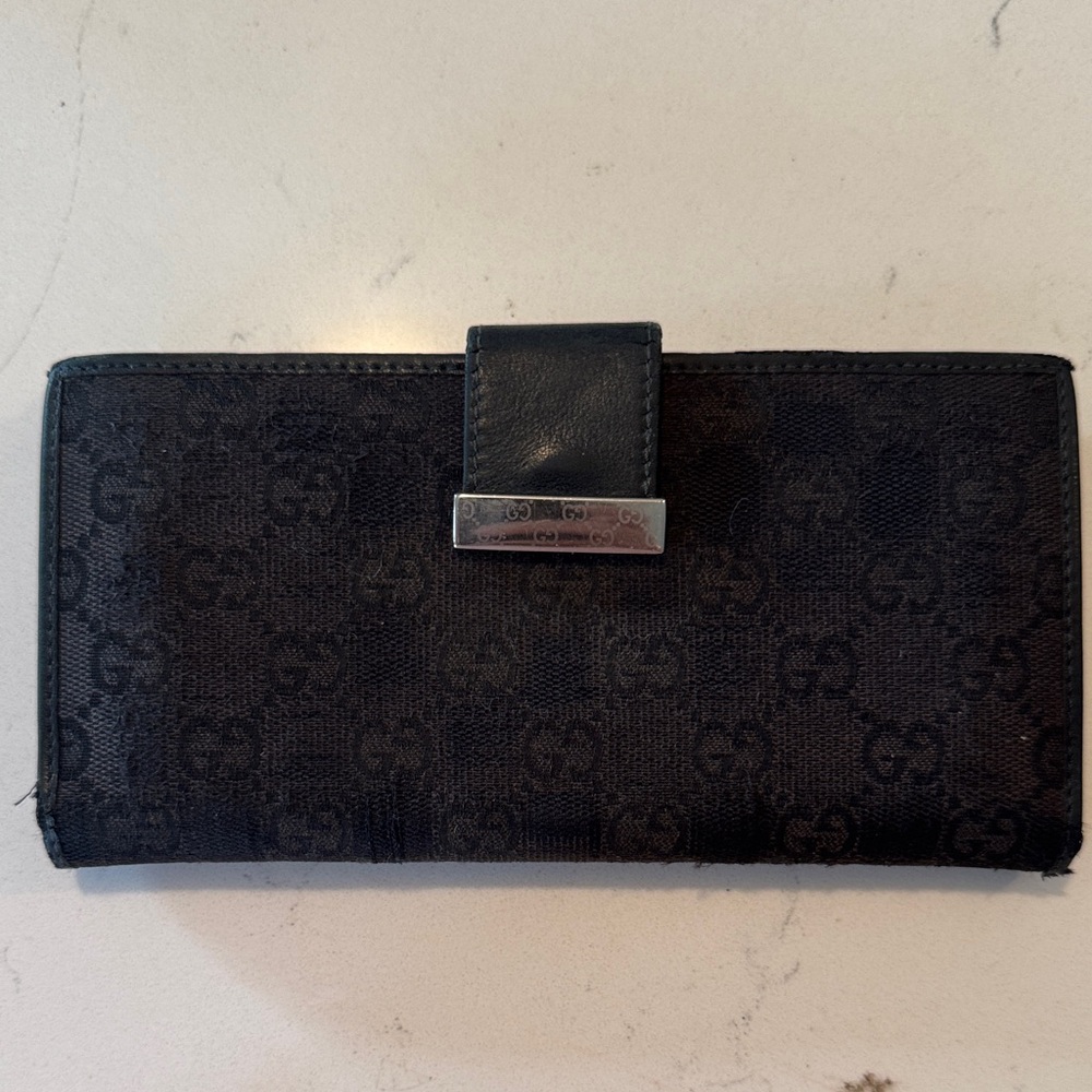 Gucci Black Wallet with Silver Clasp